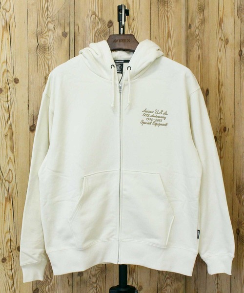 AVIREX(アヴィレックス)の「AVIREX 50th VARSITY PARKA(パーカー・メンズ・エンジ/ホワイト/チャコールグレー・M/L/XL/XXL)」の4枚目の写真