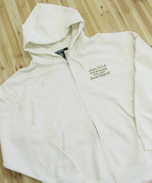 AVIREX(アヴィレックス)の「AVIREX 50th VARSITY PARKA(パーカー・メンズ・エンジ/ホワイト/チャコールグレー・M/L/XL/XXL)」の6枚目の写真