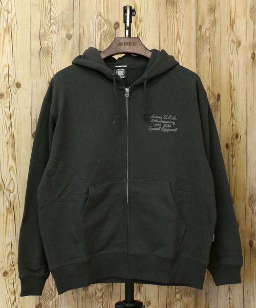 AVIREX(アヴィレックス)の「AVIREX 50th VARSITY PARKA(パーカー・メンズ・エンジ/ホワイト/チャコールグレー・M/L/XL/XXL)」の8枚目の写真