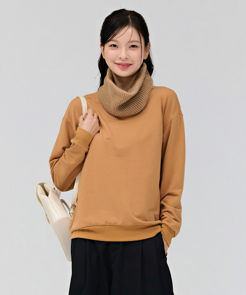 CHASECULT(チェイスカルト)の「女性ルーズフィットデイリー起毛マンツーマンTシャツ-キャメル(スウェット・レディース・Mustard・90/85)」の4枚目の写真
