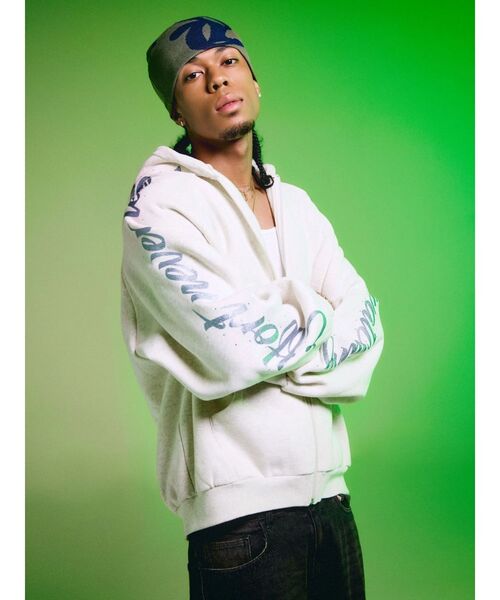 EVRIS(エヴリス)の「【PSYCHIC FEVER × EVRIS】シャイニースウェットパーカー 裏起毛(パーカー・レディース・マスタード/ブラック/グレー・SMALL/MEDIUM)」の3枚目の写真