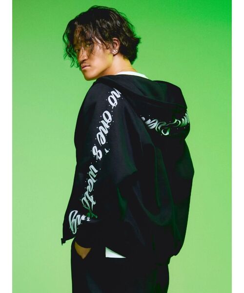 EVRIS(エヴリス)の「【PSYCHIC FEVER × EVRIS】シャイニースウェットパーカー 裏起毛(パーカー・レディース・マスタード/ブラック/グレー・SMALL/MEDIUM)」の2枚目の写真