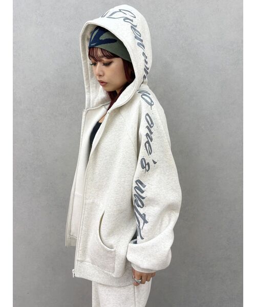 EVRIS（エヴリス）の「【PSYCHIC FEVER × EVRIS】シャイニースウェットパーカー　裏起毛（パーカー・レディース・マスタード/ブラック/グレー・SMALL/MEDIUM）」の2枚目の写真