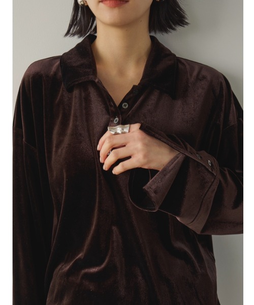 AIC.（エーアイシー）の「ベロアビッグカフスオーバーサイズポロトップス（ポロシャツ・レディース・ブラウン/ライトグリーン・FREE）」の2枚目の写真