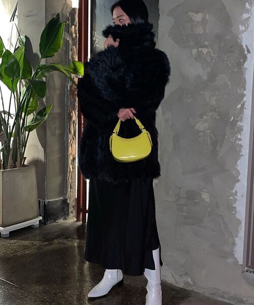 320SHOWROOM（320ショールーム）の「Fake Fur Neckline Hook 4 Button Jacket Black（ムートンコート・レディース・その他・FREE）」の5枚目の写真
