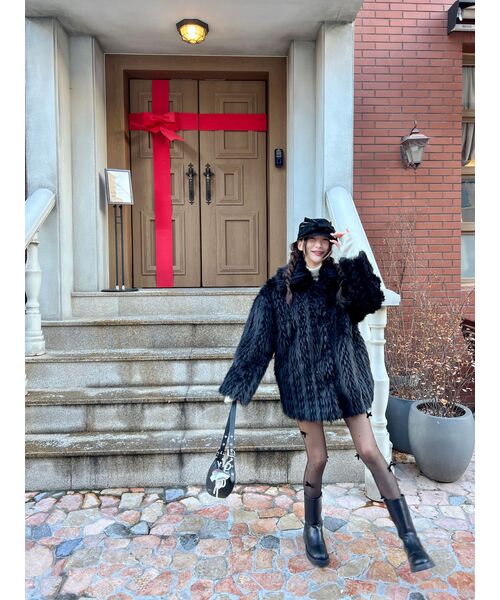 320SHOWROOM（320ショールーム）の「Fake Fur Neckline Hook 4 Button Jacket Black（ムートンコート・レディース・その他・FREE）」の9枚目の写真