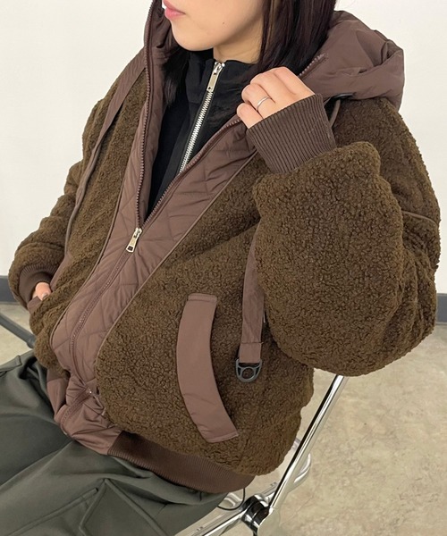 CRB(シーアールビー)の「キルト切替ボアフードブルゾン(ブルゾン・レディース・ブラック/ベージュ/ブラウン・F)」の2枚目の写真