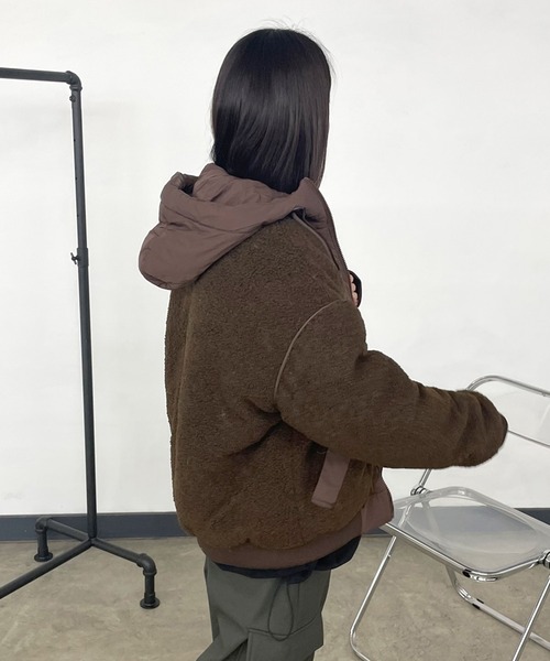 CRB(シーアールビー)の「キルト切替ボアフードブルゾン(ブルゾン・レディース・ブラック/ベージュ/ブラウン・F)」の9枚目の写真