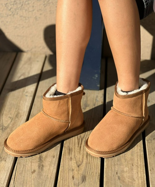 EVERAU(エヴァーユー)の「【EVERAU】 Mini Classic Suede(ブーツ・レディース・ブラック/ブラウン・8/7/6)」の1枚目の写真