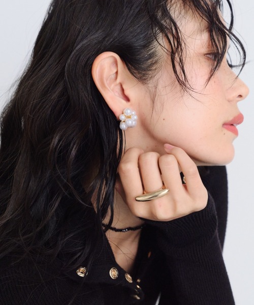 Shelly island（シェリーアイランド）の「フラワーモチーフイヤリング（イヤリング・レディース・ホワイト・FREE）」の4枚目の写真