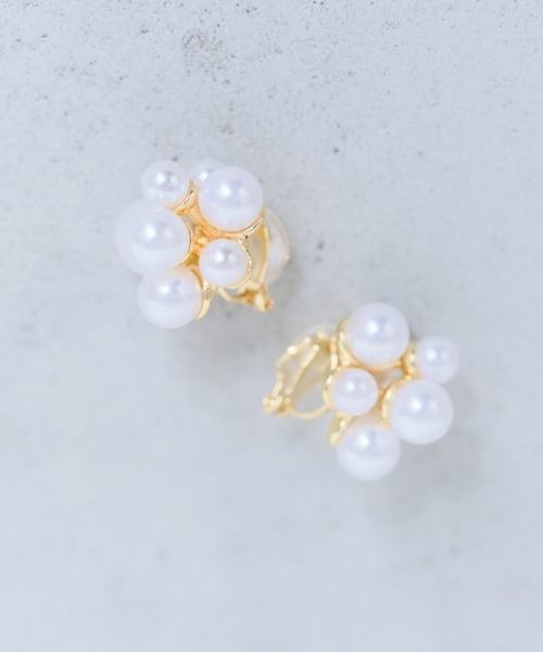 Shelly island（シェリーアイランド）の「フラワーモチーフイヤリング（イヤリング・レディース・ホワイト・FREE）」の5枚目の写真