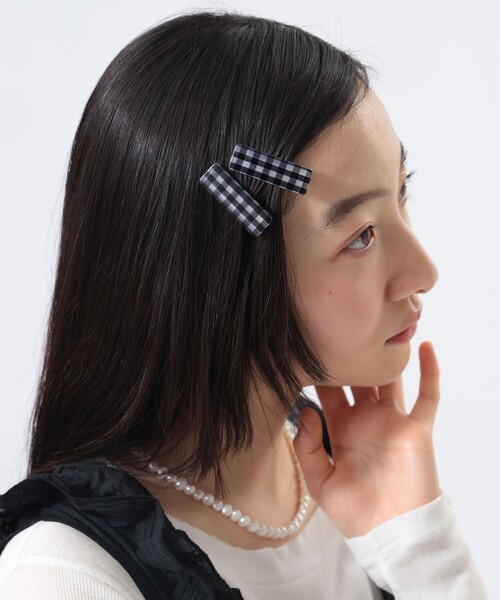 BEAMS BOY(ビームスボーイ)の「ギンガムチェック ヘアピン 2セット(ヘアピン・レディース・ブルー/レッド/ブラック・ONE SIZE)」の4枚目の写真