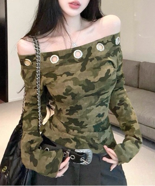SHEENA(シーナ)の「カモフラ柄アイレットオフショルダートップス(Tシャツ/カットソー・レディース・カーキ・M)」の3枚目の写真