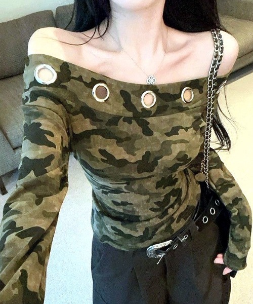SHEENA(シーナ)の「カモフラ柄アイレットオフショルダートップス(Tシャツ/カットソー・レディース・カーキ・M)」の5枚目の写真