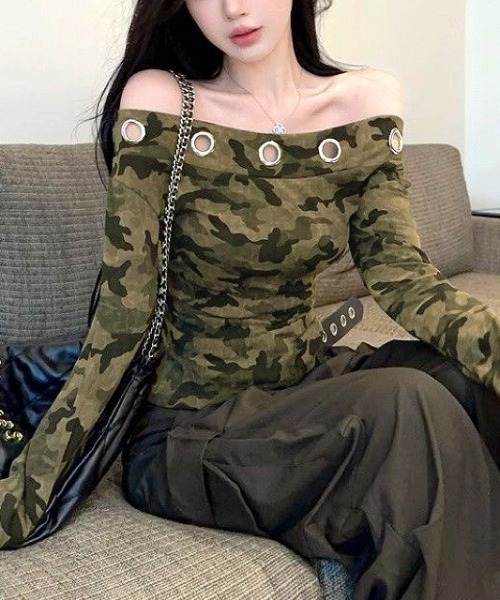 SHEENA(シーナ)の「カモフラ柄アイレットオフショルダートップス(Tシャツ/カットソー・レディース・カーキ・M)」の6枚目の写真