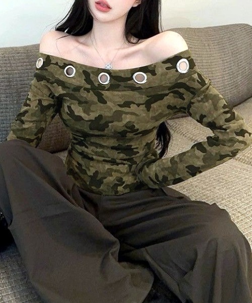 SHEENA(シーナ)の「カモフラ柄アイレットオフショルダートップス(Tシャツ/カットソー・レディース・カーキ・M)」の7枚目の写真