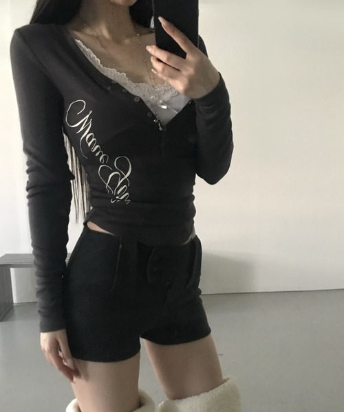 THEAIRTOWN(ジエアタウン)の「grily botton slim top(Tシャツ/カットソー・レディース・ダークグレー/ホワイト/ピンク・FREE)」の1枚目の写真