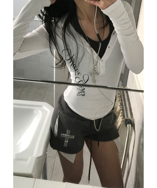 THEAIRTOWN(ジエアタウン)の「grily botton slim top(Tシャツ/カットソー・レディース・ダークグレー/ホワイト/ピンク・FREE)」の6枚目の写真