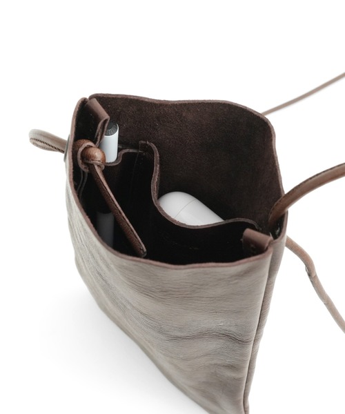 STANDARD SUPPLY(スタンダードサプライ)の「アーツアンドクラフツ / HORSE LEATHER ホースレザー / FLAT SHOULDER S フラットショルダーS(ショルダーバッグ・レディース・タン/チョコ/ブラック・FREE)」の7枚目の写真