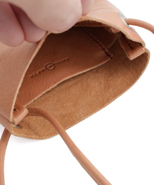 STANDARD SUPPLY(スタンダードサプライ)の「アーツアンドクラフツ / HORSE LEATHER ホースレザー / FLAT SHOULDER S フラットショルダーS(ショルダーバッグ・レディース・タン/チョコ/ブラック・FREE)」の13枚目の写真