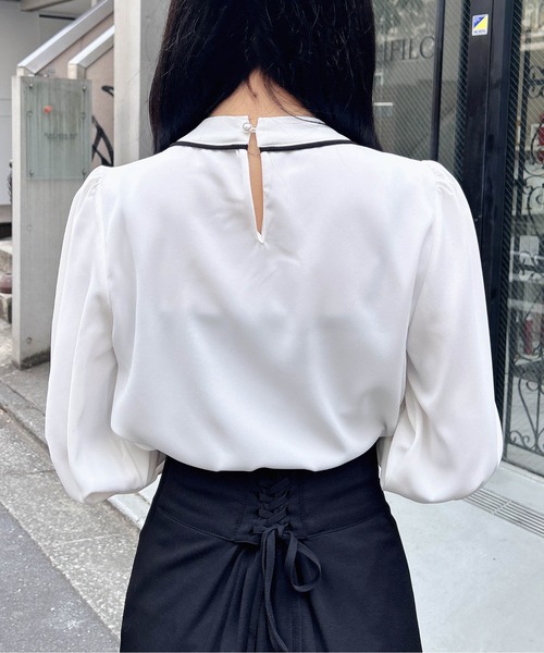 INGNI(イング)の「パールチェーン付トロミブラウス(シャツ/ブラウス・レディース・ホワイト×ブラック/ネイビー系/オフホワイト/ベージュ系2・M)」の16枚目の写真