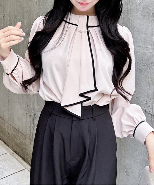 INGNI(イング)の「パールチェーン付トロミブラウス(シャツ/ブラウス・レディース・ホワイト×ブラック/ネイビー系/オフホワイト/ベージュ系2・M)」の22枚目の写真