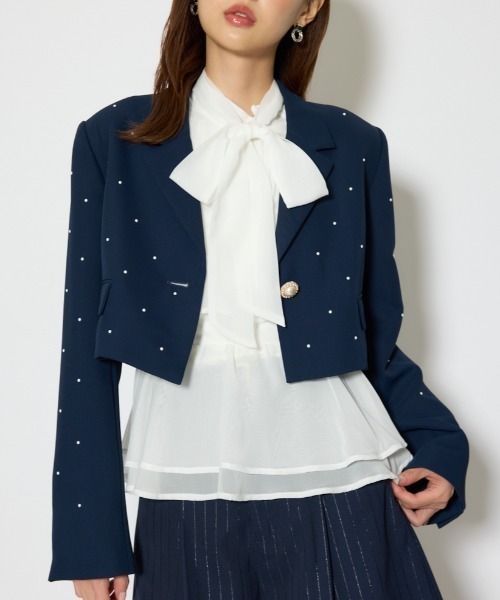 rienda（リエンダ）の「【森香澄さん着用】パール付きシングルショートテーラードジャケット 春服（テーラードジャケット・レディース・ライトイエロー/ブラック/ネイビー・SMALL/MEDIUM）」の3枚目の写真