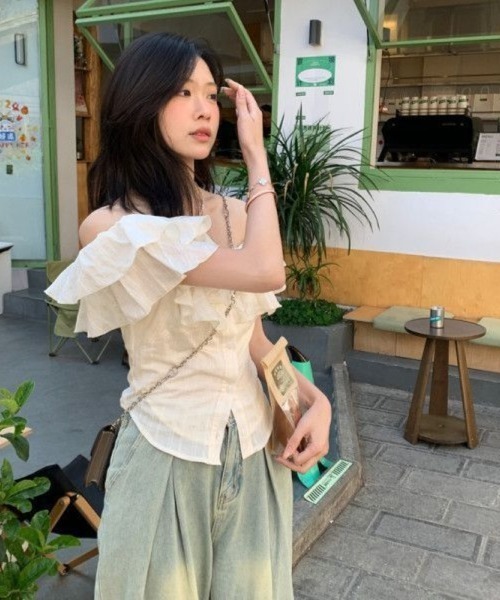 Ritzy(リッツィー)の「オフショルダーフリルブラウス(シャツ/ブラウス・レディース・ベージュ・M)」の6枚目の写真
