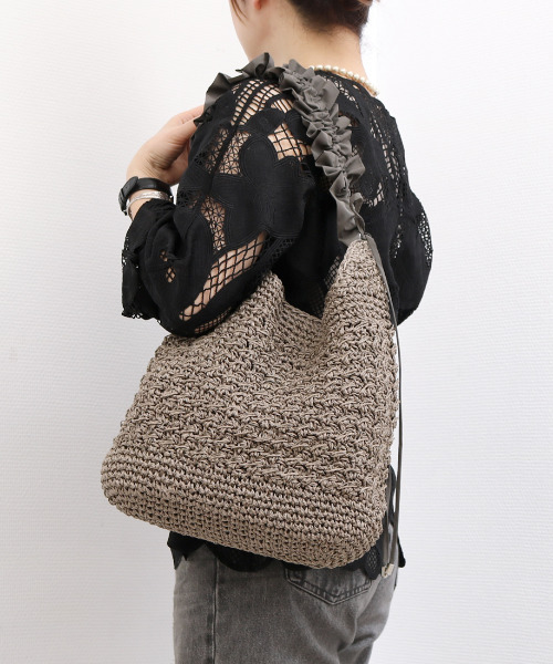 cache cache(カシュ カシュ)の「カシュカシュ cachecache / ドロストフリルハンドル地柄編みトート カゴバッグ(かごバッグ・レディース・グレー/ブラック/ブラウン/グリーン/ベージュ系その他・FREE)」の1枚目の写真