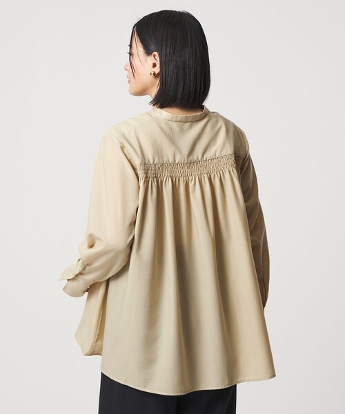 A DAY IN THE LIFE UNITED ARROWS(アデイインザライフユナイテッドアローズ)の「シャーリングギャザー スキッパーブラウス <A DAY IN THE LIFE>(シャツ/ブラウス・レディース・クリーム/ライトブルー/ネイビー・FREE)」の4枚目の写真