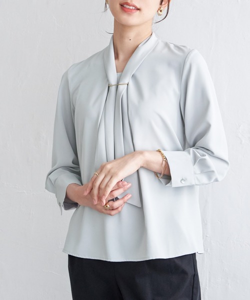 IKKA LOUNGE（イッカラウンジ）の「3WAYボウタイ付きブラウス（シャツ/ブラウス・レディース・オフホワイト/グレイッシュベージュ/ミント・M/L/S）」の3枚目の写真