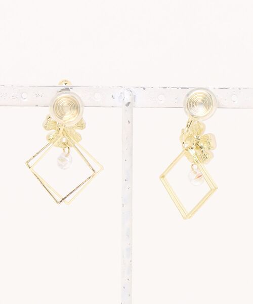 VIBGYOR Women（ヴィブジョー　ウィメン）の「【float】シェル風 フラワー ゆらゆら スクエアフレーム イヤリング（イヤリング・レディース・ゴールド系1/ゴールド系2・FREE）」の10枚目の写真