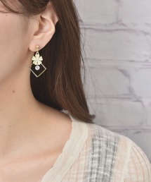 VIBGYOR Women | 【float】シェル風 フラワー ゆらゆら スクエアフレーム イヤリング(イヤリング)