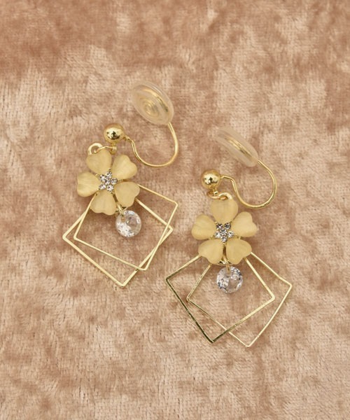 VIBGYOR Women（ヴィブジョー　ウィメン）の「【float】シェル風 フラワー ゆらゆら スクエアフレーム イヤリング（イヤリング・レディース・ゴールド系1/ゴールド系2・FREE）」の4枚目の写真