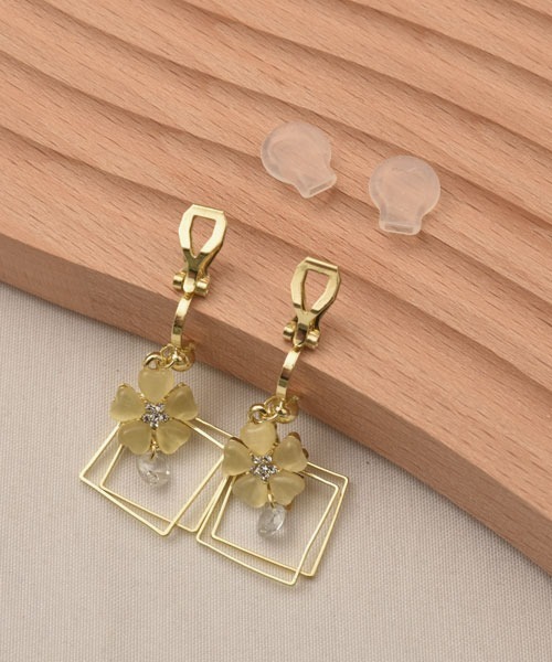 VIBGYOR Women（ヴィブジョー　ウィメン）の「【float】シェル風 フラワー ゆらゆら スクエアフレーム イヤリング（イヤリング・レディース・ゴールド系1/ゴールド系2・FREE）」の6枚目の写真
