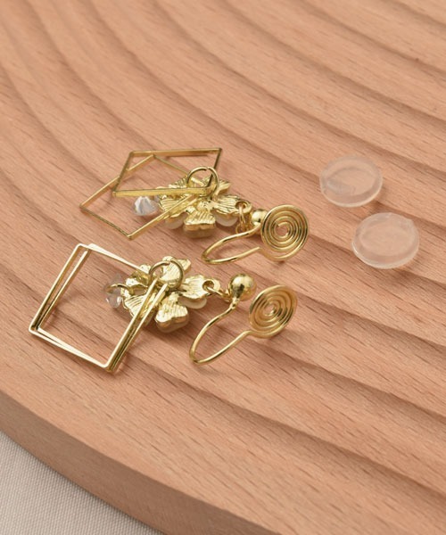 VIBGYOR Women（ヴィブジョー　ウィメン）の「【float】シェル風 フラワー ゆらゆら スクエアフレーム イヤリング（イヤリング・レディース・ゴールド系1/ゴールド系2・FREE）」の5枚目の写真