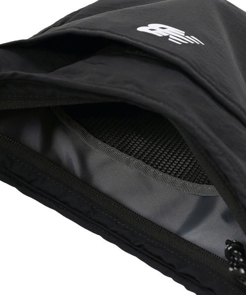NEW BALANCE(ニューバランス)の「ショルダーハーフラウンドバッグ(ショルダーバッグ・メンズ・ライトグレー/ブラック・ONE SIZE)」の12枚目の写真