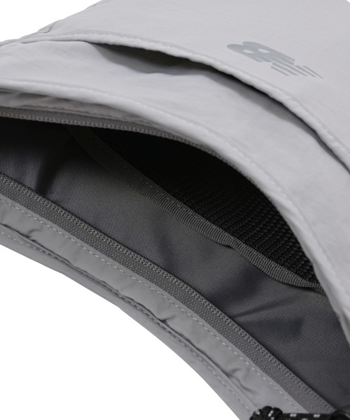 NEW BALANCE(ニューバランス)の「ショルダーハーフラウンドバッグ(ショルダーバッグ・メンズ・ライトグレー/ブラック・ONE SIZE)」の8枚目の写真