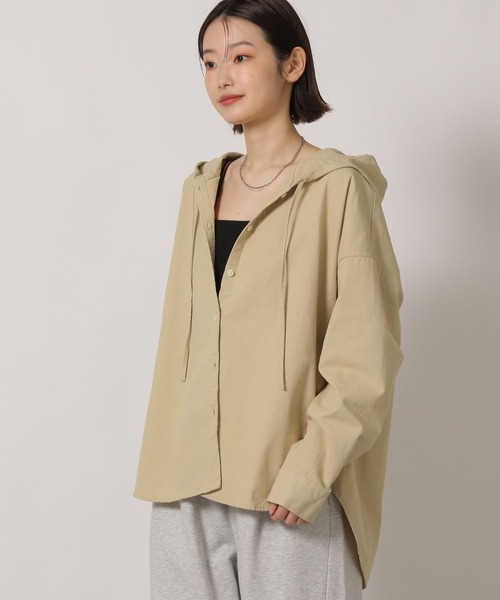 LAKOLE（ラコレ）の「デニムフードシャツ / 654294（その他トップス・レディース・ベージュ/ライトブルー・FREE）」の2枚目の写真