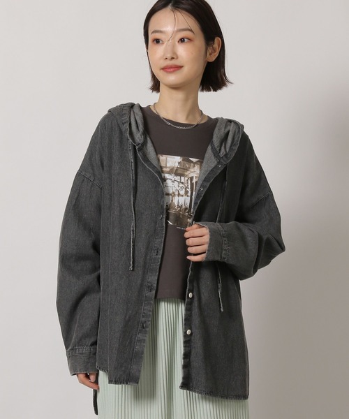LAKOLE(ラコレ)の「デニムフードシャツ / 654294(その他トップス・レディース・ベージュ/ライトブルー/ブラック・FREE)」の2枚目の写真