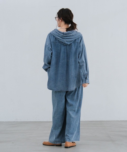 LAKOLE（ラコレ）の「デニムフードシャツ / 654294（その他トップス・レディース・ベージュ/ライトブルー・FREE）」の18枚目の写真