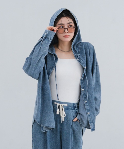 LAKOLE（ラコレ）の「デニムフードシャツ / 654294（その他トップス・レディース・ベージュ/ライトブルー・FREE）」の20枚目の写真