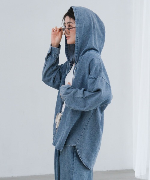 LAKOLE（ラコレ）の「デニムフードシャツ / 654294（その他トップス・レディース・ベージュ/ライトブルー・FREE）」の21枚目の写真