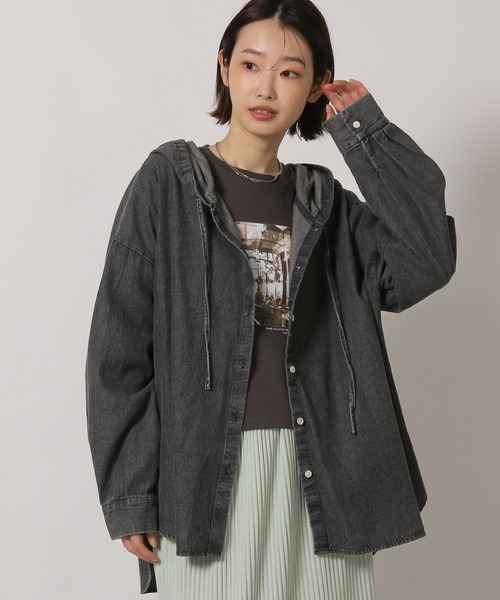 LAKOLE（ラコレ）の「デニムフードシャツ / 654294（その他トップス・レディース・ベージュ/ライトブルー・FREE）」の3枚目の写真