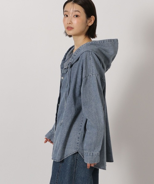 LAKOLE（ラコレ）の「デニムフードシャツ / 654294（その他トップス・レディース・ベージュ/ライトブルー・FREE）」の10枚目の写真
