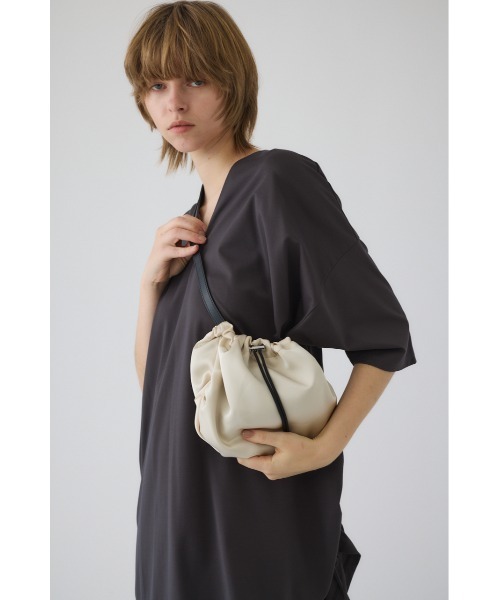 RIM.ARK（リムアーク）の「Satin sacoche サテン サコッシュ（ショルダーバッグ・レディース・アイボリー/ブラック/グリーン・FREE）」の2枚目の写真