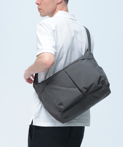 SML(エスエムエル)の「SML (エスエムエル) ショルダーバッグ HELMET SHOULDER BAG M テフロン ヘルメットバッグ メッセンジャーバッグ ボディバッグ K904128(メッセンジャーバッグ・メンズ・グレー/ブラック/グリーン・ONE SIZE)」の2枚目の写真