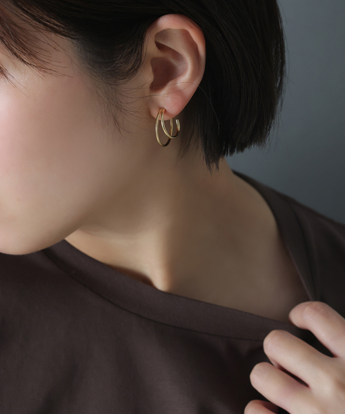 Lilas(リラ)の「《WEB限定》【SAMH by LILAS】ダブルフープピアスK18GP(両耳)(ピアス(両耳用)・レディース・ゴールド・FREE)」の2枚目の写真