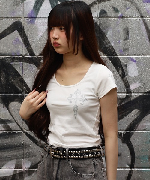 ATMARK(アットマーク)の「《2サイズ展開 / LADIES 》クロスラインストーン ショート丈Tシャツ(Tシャツ/カットソー・レディース・ホワイト/ブラック・L/M)」の17枚目の写真