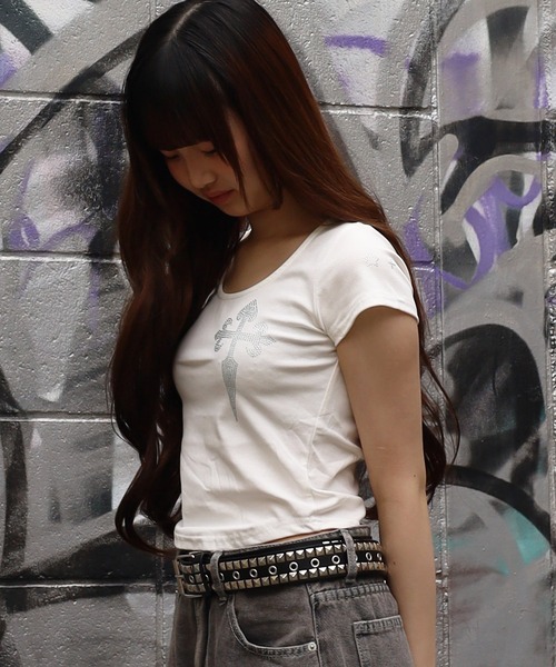 ATMARK(アットマーク)の「《2サイズ展開 / LADIES 》クロスラインストーン ショート丈Tシャツ(Tシャツ/カットソー・レディース・ホワイト/ブラック・L/M)」の18枚目の写真